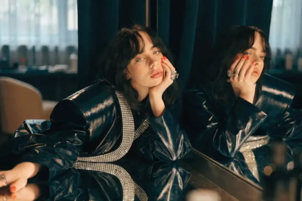 Billie Eilish Mirror Photo Strap Sparks 2026 Trend