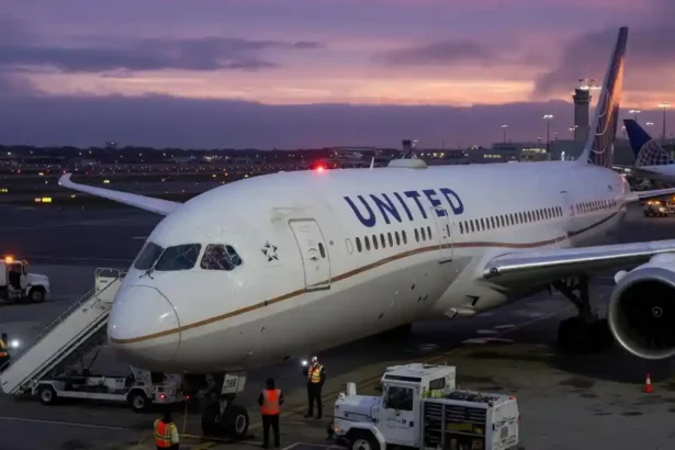 United Airlines 787 Diverts
